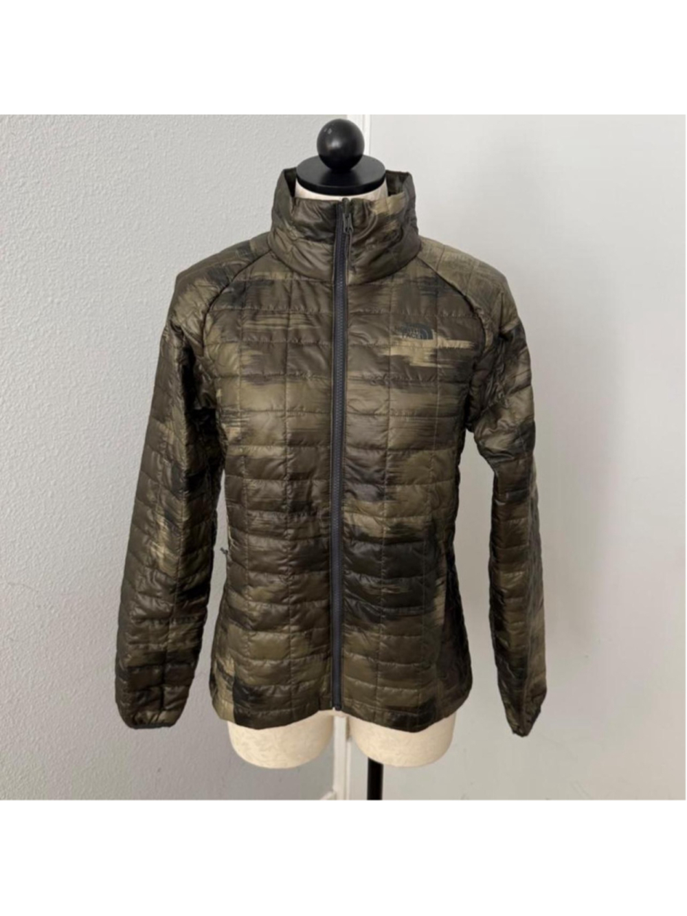 THE NORTH FACE Eco Thermobull Puffer Jacket Full-Zip Camo Green - Size S